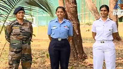 സ്വപ്നങ്ങളുടെ ആകാശത്തേയ്ക്ക് പറക്കൂ; ഇവര് ഇന്ത്യന് സൈന്യത്തിലെ പെണ്പുലികള്