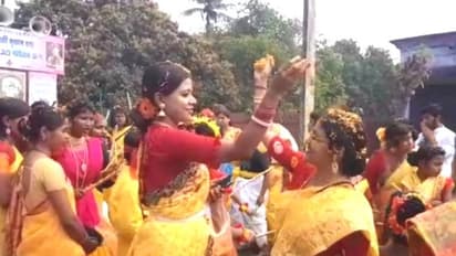 রং ঘিরে করোনা আতঙ্ক, পাপড়ি মাখিয়ে বসন্ত উৎসব বর্ধমানে