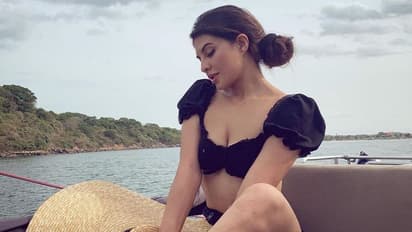 நீச்சல்குளத்தில் டாப்லெஸ் போஸ்... பிக்பாஸ் பிரபலத்துடன் இளம் நடிகை போட்ட ஆட்டம்...வைரலாகும் வீடியோ...!