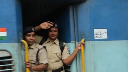 ಮಹಿಳಾ ದಿನಾಚರಣೆಯ ಸ್ಪೆಷಲ್: ಸೊಲ್ಲಾಪುರ-ಧಾರವಾಡ ರೈಲಿನ ಮಹಿಳಾ ಸಿಬ್ಬಂದಿಯ ಕೆಲ ಫೋಟೋಸ್