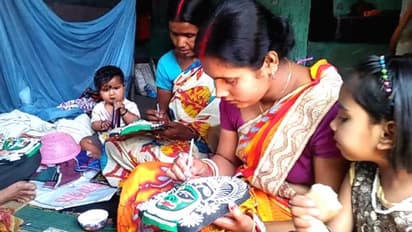 পুরুষের কাছে হাত পাততে হয় না, মুখোশ বানিয়ে সাবলম্বী বাগমুন্ডির মহিলারা