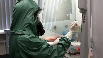 കൊറോണയ്ക്കെതിരായ പോരാട്ടത്തില്‍  നിര്‍ണായകം; 43കാരിക്ക്  വാക്സിന്‍ കുത്തിവച്ചു