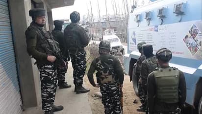 जम्मू कश्मीर में सुरक्षा बलों ने मार गिराए लश्कर के दो आतंकी, मुठभेड़ जारी