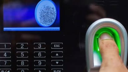 கொரோனாவுடன் மல்லுக்கட்டும் தமிழகம்... பள்ளிகளில் பயோ மெட்ரிக் வருகைப்பதிவு அதிரடி நிறுத்தம்..!