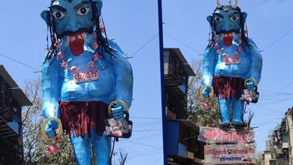 এবার হাতে স্যুটকেস নিয়ে রঙের উৎসবে হাজির 'করোনাসুর', হোলিকা দহনে পুড়ল কুশপুতুল