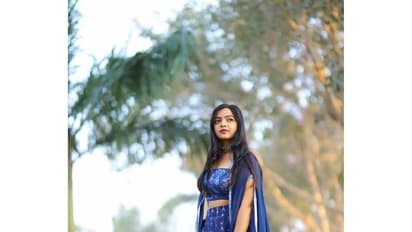 மிதமான அழகில் மின்னலாய் ஜொலிக்கும் நித்தியா ஷெட்டி! வெரைட்டி கிளிக்கசில் வீழ்த்தும் நாயகி!