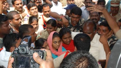 మిర్యాలగూడ స్మశానవాటికలో ఉద్రిక్తత, నాన్నను చూడలేదు: అమృత