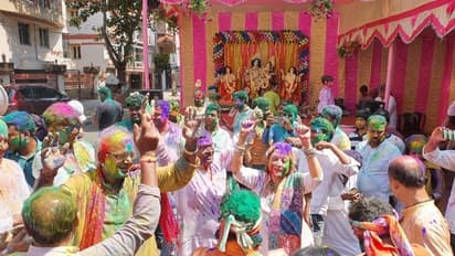 রাধাকৃষ্ণের আরাধনার মাধ্য়মে শুরু বসন্ত উৎসব, মেতে উঠল কলকাতার সমাজসেবী সংঙ্ঘ