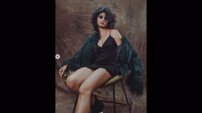 হট ক্লিভলাইনে উষ্ণতার ছোঁয়া, হল্টারে নেক বিকিনিতে সাগরপাড়ে ধুকপুকানি বাড়ালেন চিত্রাঙ্গদা