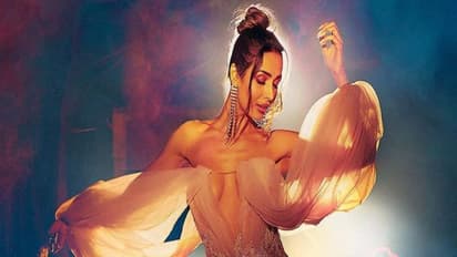 सोशल मीडिया में आग लगा रही हैं मलाइका अरोड़ा की हॉट और सेक्सी तस्वीरें, देखें आइटम क्वीन का नया स्टाइल