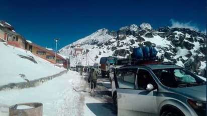 অরুণাচলে তুষার ঝড়, রাতারাতি ৩৯০ জন পর্যটককে উদ্ধার করল ভারতীয় সেনা