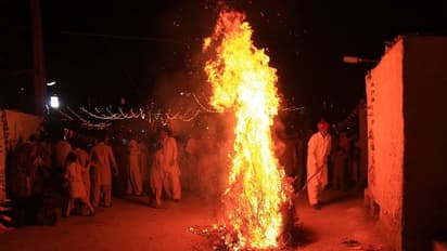 नियाजी ने दी होली की बधाई: तो लोगों ने हिंदूओं के जुल्मों पर उठाए सवाल, देखें पाकिस्तान में होली के रंग