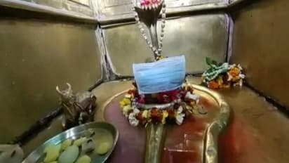 കൊറോണ ബോധവല്‍ക്കരണത്തിനായി ശിവലിംഗത്തില്‍ മാസ്ക് ധരിപ്പിച്ച് വാരണാസിയിലെ ഈ പൂജാരി