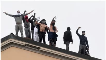 കൊവിഡ് 19: ഇറ്റലിയിലെ ജയിലില് കലാപം, ആറ് മരണം; ഒറ്റയ്ക്ക് കുര്ബാനയര്പ്പിച്ച് മാര്പ്പാപ്പ