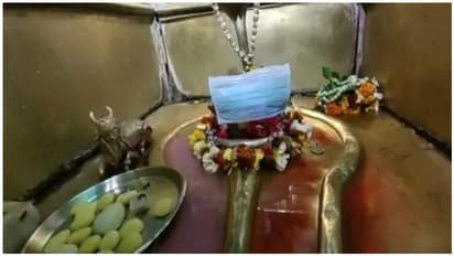 கொரோனா வைரஸால் பீதி... சாமி சிலைகளுக்கு மாஸ்க் அணிவித்த அர்ச்சகர்..!