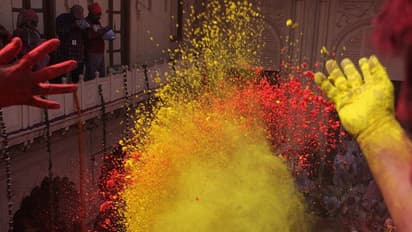 রাজারা খেলতেন, সেই থেকে বাংলার এই শহরের দোলের পরদিনই হয় রং খেলা