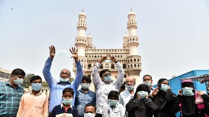 ಕೊರೋನಾ ಭೀತಿ: ಚಾರ್ಮಿನಾರ್ ಬಳಿ ಜನರಿಗೆ ಮಾಸ್ಕ್ ವಿತರಣೆ