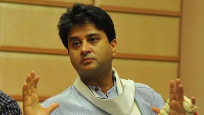 দু'মাস ধরে চলছিল কথা, হবেন কেন্দ্রীয় মন্ত্রী, কীভাবে ও কিসের বিনিময়ে বিজেপির দিকে সিন্ধিয়া