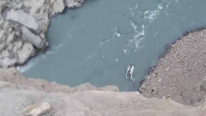 தாறுமாறாக சென்று பள்ளத்தாக்கில் கவிழ்ந்த பேருந்து..! 25 பேர் உடல் சிதறி பலி..!