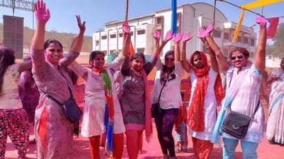 ಜಮಖಂಡಿಯಲ್ಲಿ ಬಣ್ಣದೋಕುಳಿ: ಡಿಜೆ ಹಾಡಿಗೆ ಕುಣಿದು ಕುಪ್ಪಳಿಸಿದ ಮಹಿಳೆಯರು!