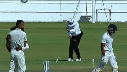 രഞ്ജി ഫൈനലിനിടെ പന്ത് കൊണ്ട് അമ്പയര്ക്ക് പരിക്ക്