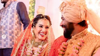 ಚಿತ್ರಗಳು: ಮದ್ವೆಗೆ 1ತಿಂಗ್ಳ ಸಂಭ್ರಮದ ಖುಷಿಯಲ್ಲಿ ನವ ಜೋಡಿಯ ಲಿಪ್ ಲಾಕ್