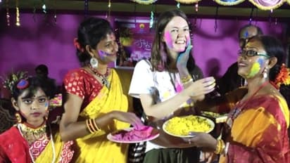 আতঙ্কের পরিবেশে আনন্দের অনুভূতি,  'করোনার মধ্য়েই' রঙের উৎসবে বিদেশিনী