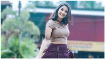 15 வயசிலேயே இப்படியா?... முன்னணி ஹீரோயின்களை கதறவிடும் அனிகா... வைரலாகும் போட்டோ....!