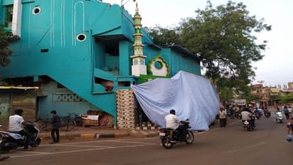 ಸಂಭ್ರಮದ ಹೋಳಿ ಹಬ್ಬ: ಬಣ್ಣ ಬೀಳದಂತೆ ಮಸೀದಿಗಳಿಗೆ ಪ್ಲಾಸ್ಟಿಕ್ ಹೊದಿಕೆ