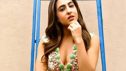 தம்பியுடன் பிகினியில் படு ஆபாசமாக போஸ்... தலையில் அடித்துக் கொள்ள வைக்கும் பிரபல நடிகை..!