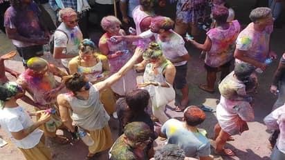 ಐತಿಹಾಸಿಕ ಹಂಪಿಯಲ್ಲಿ ವಿದೇಶಿ ಪ್ರವಾಸಿಗರ ರಂಗಿನಾಟದ ಫೋಟೋಸ್