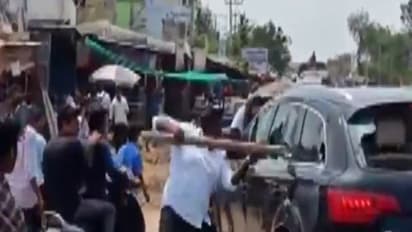 మాచర్లలో బొండా, బుద్దా వెంకన్న కారుపై వైసీపీ దాడి: ఉద్రిక్తత