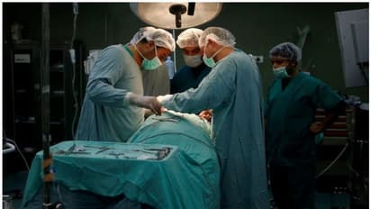 ഇറ്റലിയിൽ നിന്ന് കൊവിഡ് ബാധയുമായി യുകെയില്‍ തിരിച്ചെത്തിയ സർജൻ ഓപ്പറേഷൻ നടത്തിയത് ഒരാഴ്ചയോളം, ഗുരുതരമായ വീഴ്ച