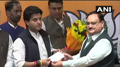 হাত ছেড়ে পদ্মে যোগ দিয়েই পুরস্কৃত সিন্ধিয়া, সমস্যায় তাঁর অনুগামী বিধায়করা