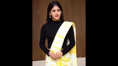 எந்த போஸில் பார்த்தாலும் ஏங்க வைக்கும் அழகு! பார்த்தாலே போதை ஏறும் சாந்தினி சவுதிரியின் ஹாட் கிளிக்ஸ்!