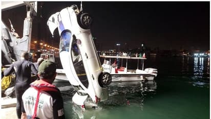 ദുബായ് ക്രീക്കില്‍ കാര്‍ മറിഞ്ഞ് അപകടം; ഡ്രൈവര്‍ അത്ഭുതകരമായി രക്ഷപെട്ടു