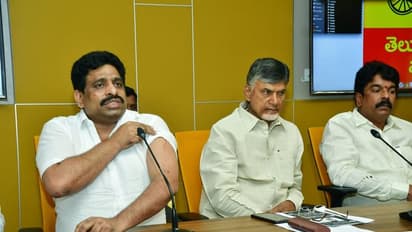 మాచర్ల దాడి: డిజిపి కార్యాలయానికి చంద్రబాబు పాదయాత్ర, రోడ్డుపైనే నిరసన (ఫోటోలు)