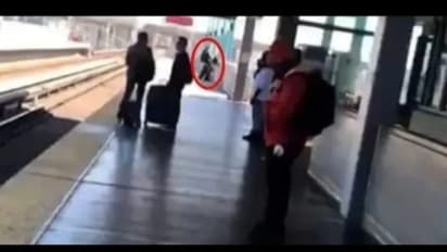 দিনের আলোয় ভীড় মেট্রো স্টেশনে যৌনতায় মত্ত যুগল, বিতর্ক সোশ্যাল মিডিয়ায়