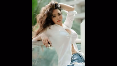 Actress’ shirtless poses have hearts fluttering on social media