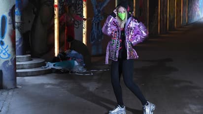 মাস্ক পরেও থাকা যায় ফ্যাশনেবল, প্রমাণ দিলেন মডেলরা