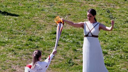 കായികലോകത്തിന് ആശ്വാസവാര്ത്ത; ഗ്രീസില് ഒളിംപിക് ദീപം തെളിഞ്ഞു