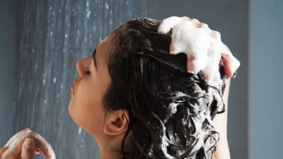 ಬಿಸಿ ನೀರಿನಲ್ಲಿ  ತಲೆ ಸ್ನಾನ ಮಾಡೋ ಅಭ್ಯಾಸವನ್ನ ಈಗ್ಲೇ ಬಿಟ್ಟು ಬಿಡಿ..