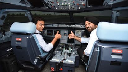 విమానాన్ని గాల్లో చక్కర్లుకొట్టిస్తూ... ఫైలట్ అవతారమెత్తిన కేటీఆర్