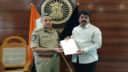 మాచర్ల దాడి... ధ్వంసమైన కారుతో విజయవాడ సిపి ఆఫీసుకు బోండా ఉమ