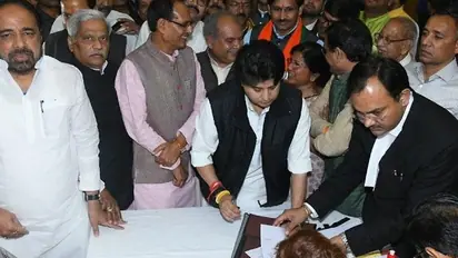 खौफ में हैं नौकरशाह: कमलनाथ के करीबियों पर गिरेगी गाज तो सिंधिया के करीबियों को मिलेंगे अहम पद