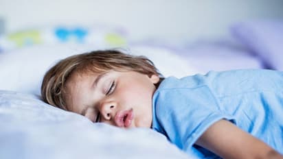 কোন দিকে মাথা দিয়ে ঘুমোলে কী ফল হয়, ভাগ্য বদলাতে বদলে ফেলুন শোওয়ার দিক