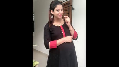 புதுமையாக சேலை கட்டி... அசத்தலாக போஸ் கொடுத்த நிறைமாத கர்ப்பிணி ஆல்யா மானசா...வைரலாகும் போட்டோஸ்...!