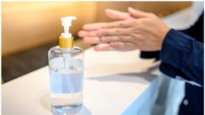 കൊവിഡ് 19: അവശ്യ വസ്തുക്കളുടെ പട്ടികയിലേക്ക് മാസ്കും സാനിട്ടൈസറും