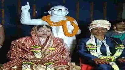 बिना पंडित और बारात के की शादी, बाबा साहब डॉ. अंबेडकर की प्रतिमा के आगे लगाए फेरे