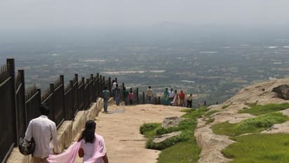 ನಂದಿ ಬೆಟ್ಟಕ್ಕೆ ಹರಿದು ಬಂದ ಪ್ರವಾಸಿಗರು: ಪ್ರಕೃತಿಯ ಮಡಿಲಲ್ಲಿ ಪ್ರೇಮ ಪಕ್ಷಿಗಳ ಕಲರವ